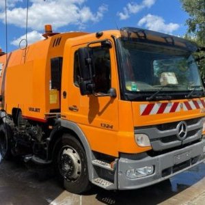 foto 15t Faun zamiatarka kierownica po prawej stronie Mercedes