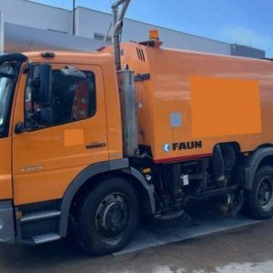 foto 15t Faun zamiatarka kierownica po prawej stronie Mercedes