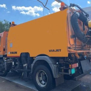 foto 15t Faun zamiatarka kierownica po prawej stronie Mercedes