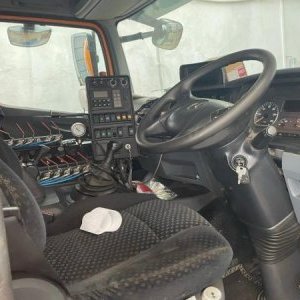 foto 15t Faun zamiatarka kierownica po prawej stronie Mercedes