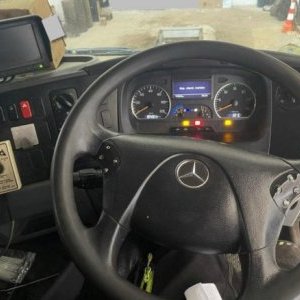 foto 15t Faun zamiatarka kierownica po prawej stronie Mercedes